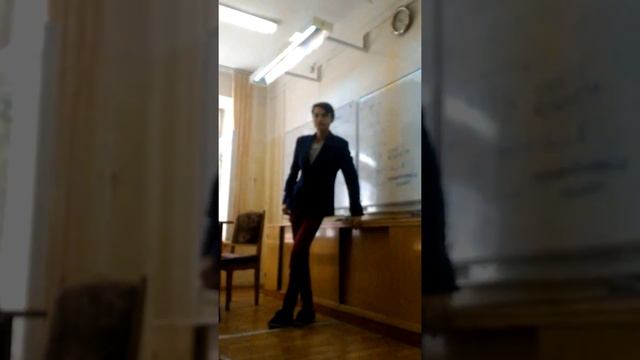 Ученика заставляет снять штаны перед всем классом учитель