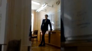 Ученика заставляет снять штаны перед всем классом учитель
