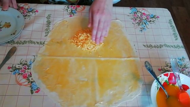 Слоеные лепешки с луком и сыром. Простой рецепт слоеных лепешек на кипятке из двух ингредиентов.