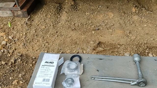 Как самостоятельно заменить подшипники в прицеп-даче Табберт Комтесса 515,а может не надо?Смотрим.. смотреть онлайн