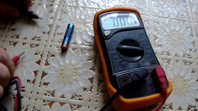 измеряем напряжение батарейки мультиметром mastech смотреть онлайн