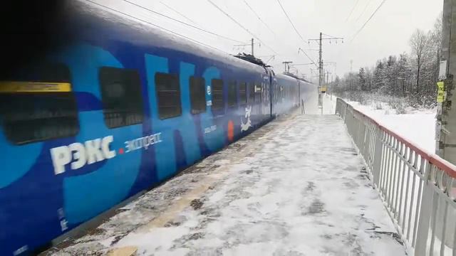 ЭП2Д-0104 "РЭКС" проезжает станцию Партизанская смотреть онлайн