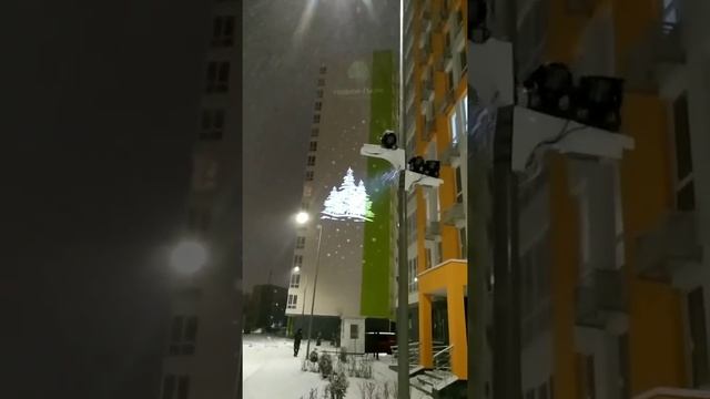 Трафаретная проекция на фасаде дома ЖК "Нивки парк" смотреть онлайн