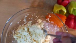 Перец фаршированный маслом, сыром и чесноком