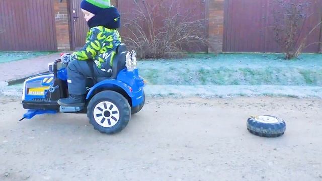 Экскаватор сломался Отвалилось колесо Малыш ремонтирует сломанный трактор смотреть онлайн