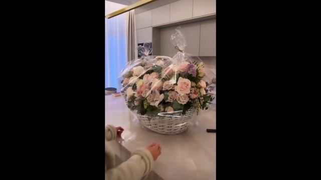 НА МЕЛИ Курбан Омаров бюджетно поздравил свою любимую с праздником смотреть онлайн