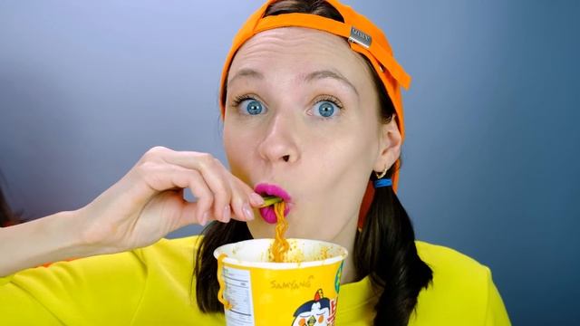 ОРАНЖЕВАЯ ЕДА! 24 ЧАСА ЕДИМ ЕДУ ОДНОГО ЦВЕТА ЧЕЛЛЕНДЖ от Пико Поки смотреть онлайн