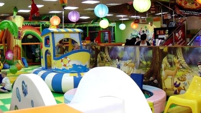 Стас и Милана в детской игровой комнате