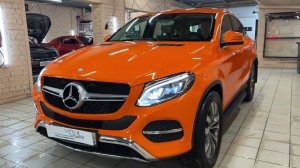 Mercedes GLE 350 на смене цвета из белого в сочный оранжевый