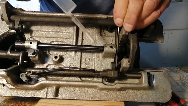 Очистка швейной машины от засохшего подсолнечного масла. (Часть 2)