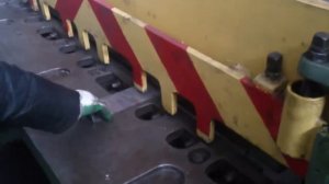 Резка металла на гильотине