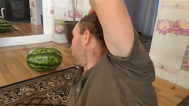 Жара,очень трудно работать.Закончили чистить лук. смотреть онлайн