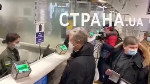 Петра Порошенко задерживают в аэропорту Киева и не отдают паспорт после прохождения контроля.