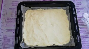 Безглютеновая пицца или безглютеновый открытый пирог с курицей и сыром.