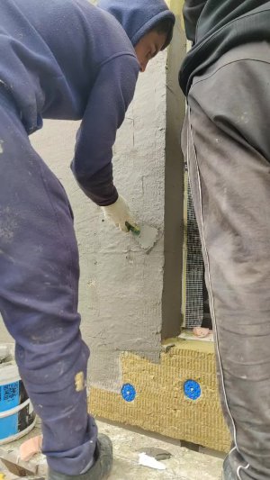 Грунтовка минеральной ваты Rockwool клеем перед устройством Базового Армирующего Слоя. Мокрый Фасад