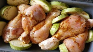 Куриные голени с кабачками