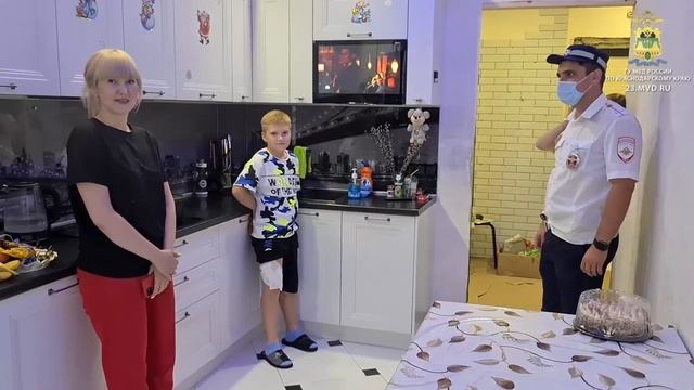 В Краснодаре полицейский навестил по месту жительства мальчика, которого недавно доставил в больницу