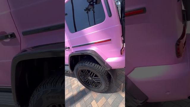 Нереальный Mercedes-Benz G63 AMG 4x4 Barbie Edition за 567000$ смотреть онлайн