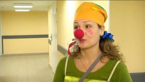 Больничные клоуны каждую неделю устраивают представления для пациентов детской областной больницы.