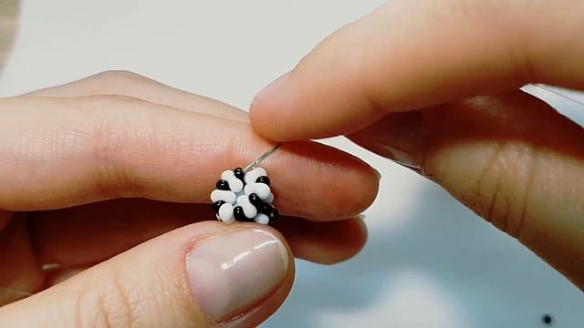 Черно-белый браслет из бисера. Жгут из бисера