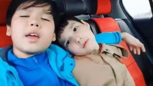 Мальчик поет песню про маму