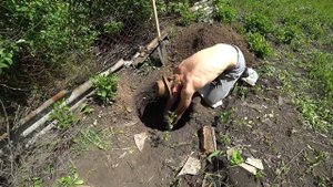 Забор из профильной трубы. Сливная яма под дачный туалет.