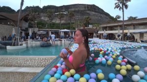 КРАСОТКИ на ЛУЧШЕМ ПЛЯЖЕ БАЛИ - МЕЛАСТИ! Tropical Temptation Beach Club