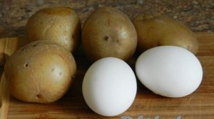 Салат с копченой рыбой и картофелем