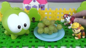 Ам Ням ест фрукты вместе с Щенячьим Патрулем. Развивающие мультики для детей. Игрушки Paw patrol