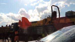 Кран манипулятор будет забирать Тротуарный Каток