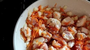 Куриная грудка с морковью и луком, тушенная на сковородке. Вкусно Быстро.Апетитно.
