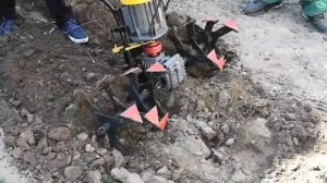 Самодельный электрический культиватор в действии