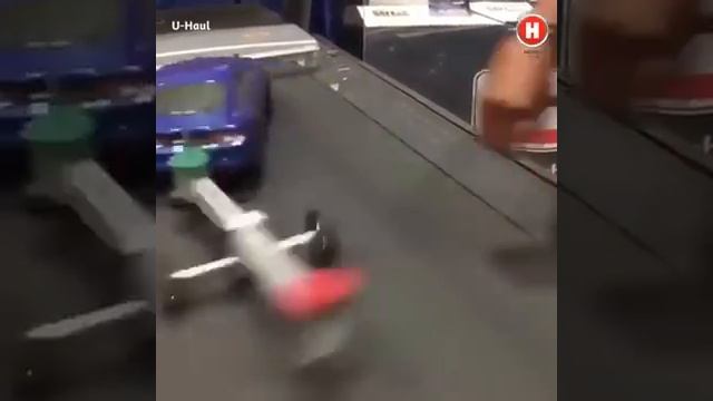 Нагляный пример последствий Неправильного распределение веса в прицеп машину смотреть онлайн