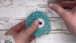 Крепим глазки с искоркой к игрушке.