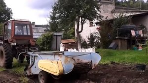 Уборка картофеля. Копка картофеля картофелекопалкой трактор т25.