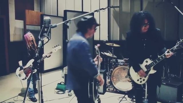 IZZY STRADLIN NEW 2012 SINGLE "BABY-RANN' смотреть онлайн