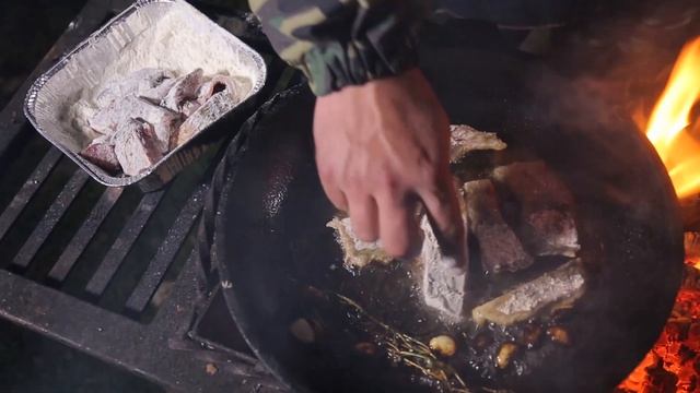 РЕЦЕПТ: карась в сметане с луком и чесночком. | Пресная рыба - это вкусно! | Готовим на природе.