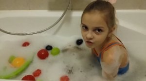 Влог купаюсь в ванне с любимыми игрушками - VLOG bathe in the tub with my favorite toys and have fa