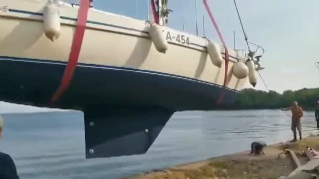 Падение автокрана при спуске Яхты на воду смотреть онлайн