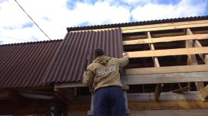 Стройка подходит к концу - закрываю крышу ондулином.