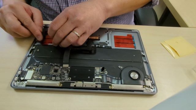 Apple MacBook Air (Retina, 13 Inch, 2020) Battery Replacement