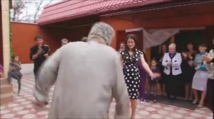 Кавказский дед танцует