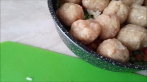 Куриные шарики с рисом и овощами, запеченные в духовке
