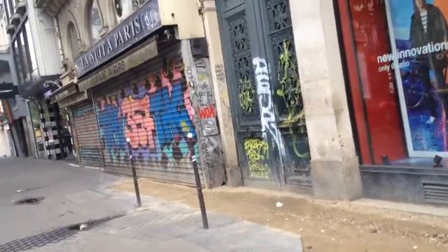 La Porte Saint-Denis , le Boulevard Sébastopol , et la rue Saint-Denis à Paris . смотреть онлайн