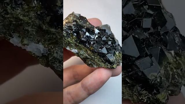 МИНЕРАЛЫ - Гранат андрадит меланит смотреть онлайн