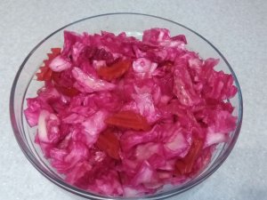 Капуста маринованная со свеклой и болгарским перцем.