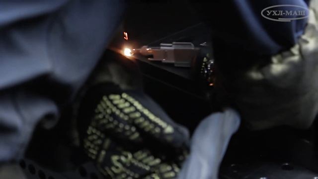 Ручная сварка стальных конструкций для металлических изделий и оборудования в предприятии УХЛ-МАШ