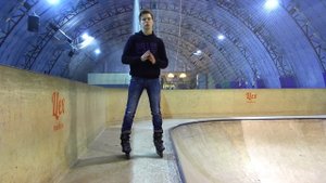 Скейтпарк — съезжаем в рампу спиной | Школа роликов RollerLine Роллерлайн в Москве