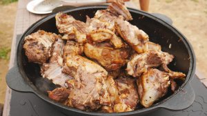 Целый баран в казане на костре. Мясо томленое в вине.