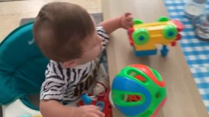 Малыш бегает в ходунках и за ним теперь только и гляди